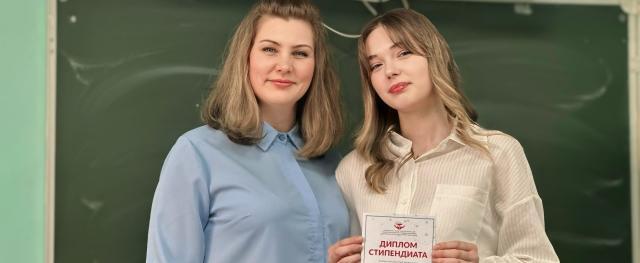 Достижения в учебе и активное участие в жизни медицинского колледжа: студентке Юлии Булановой вручили стипендию Профсоюза