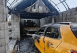 Сгорели две машины и гараж: гирлянда стала причиной пожара
