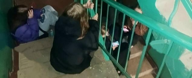 «Опять шабаш…»: в Сатке подростки устраивают «посиделки» в подъезде жилого дома 
