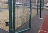 В Сатке вандалы на спортивной площадке вырвали дверь и сломали скамью