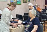 Полезная встреча: волонтеры-медики рассказали ветеранам о профилактике гипертонии