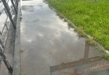 &laquo;Или по лужам, или по проезжей части&hellip;&raquo;: дорога к саткинский автостанции во время дождей превращается в озеро
