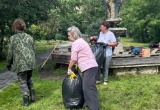 Саткинские общественники привели в порядок стену с мозаикой &laquo;Девушка&raquo; и территорию вокруг