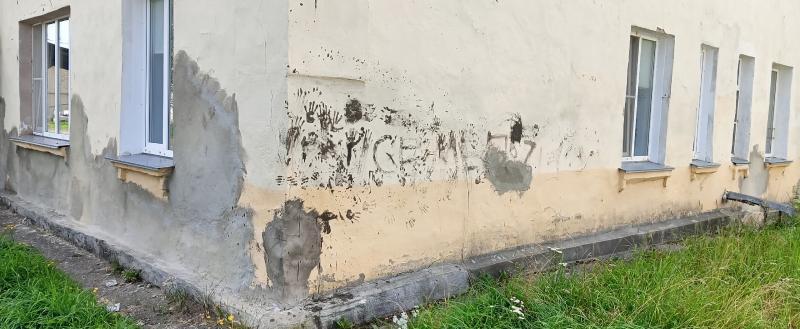 В поселке Межевой фасад дома № 27 «разукрасили» грязью