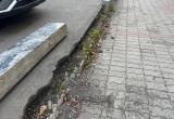 &laquo;Что происходит на спуске к &laquo;Пятёрочке&raquo;?&raquo;: в Сатке разбирают гранитные плиты &ndash; жители гадают, будет ли ремонт