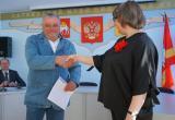 Виталию Пермякову вручили удостоверение депутата