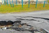 &laquo;А если дом уйдет под землю?&raquo;: жителей Сатки пугает большой провал в асфальте 