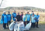 Волонтеры Саткинского округа убирают территорию возле родников